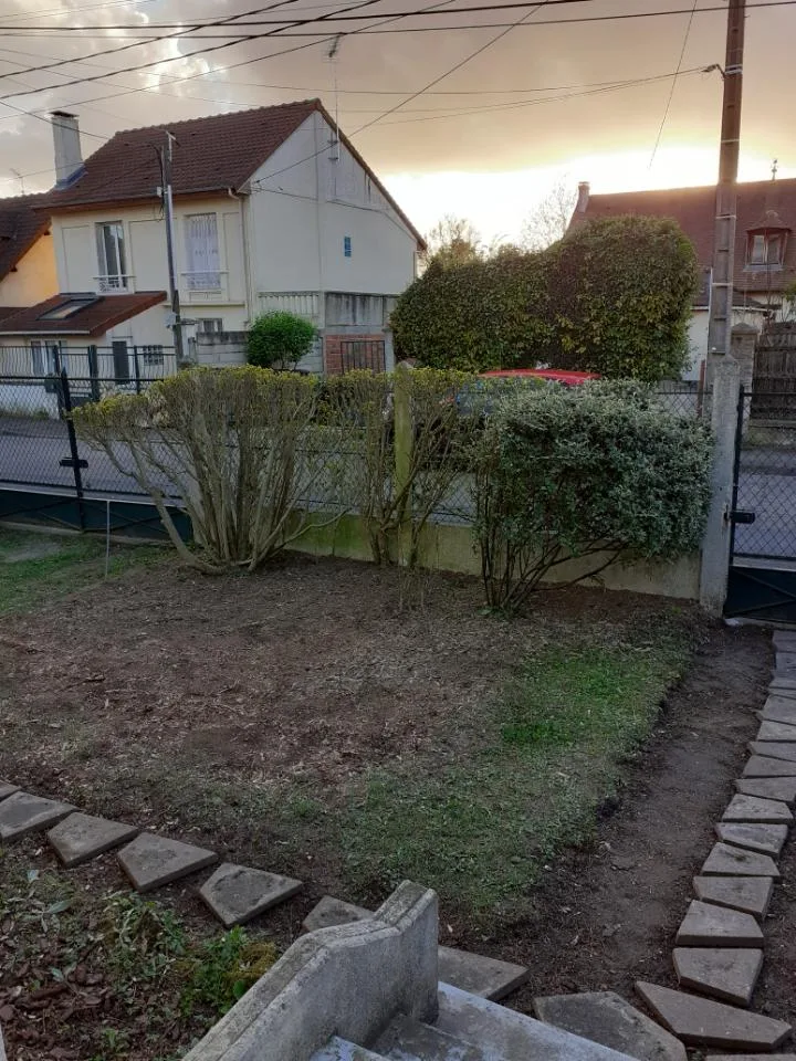 Jardin propre après débroussaillage